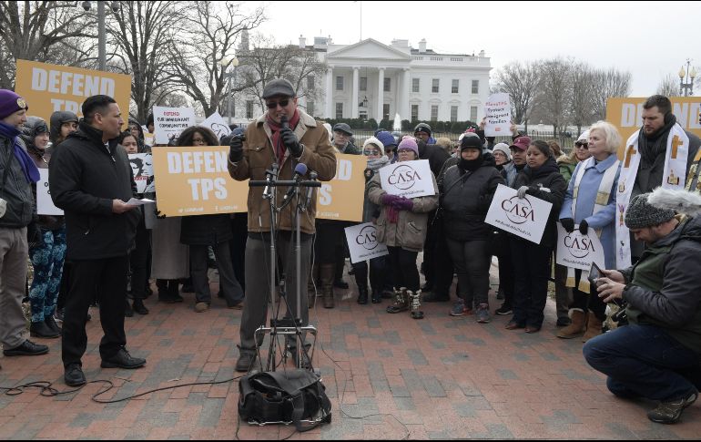 Activistas pro inmigración, líderes comunitarios e inmigrantes protestaron ayer ante la Casa Blanca. EFE/L. Nolly