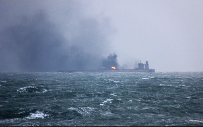 El buque continúa ardiendo tres días después del accidente entre el petrolero iraní registrado en Panamá y el carguero hongkonés. AFP/Cortesía Ministerio de Transporte de China