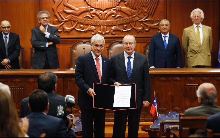 Sebastián Piñera (i) recibe el acta que lo proclama como presidente electo de manos del presidente del Tribunal Calificador de Elecciones. EFE / E. González