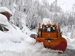 Los casi dos metros de nieve acumulados en algunas zonas ocasionaron el cierre de carreteras y líneas de tren. AFP/J.P. CLATOT