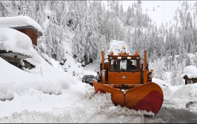 Los casi dos metros de nieve acumulados en algunas zonas ocasionaron el cierre de carreteras y líneas de tren. AFP/J.P. CLATOT