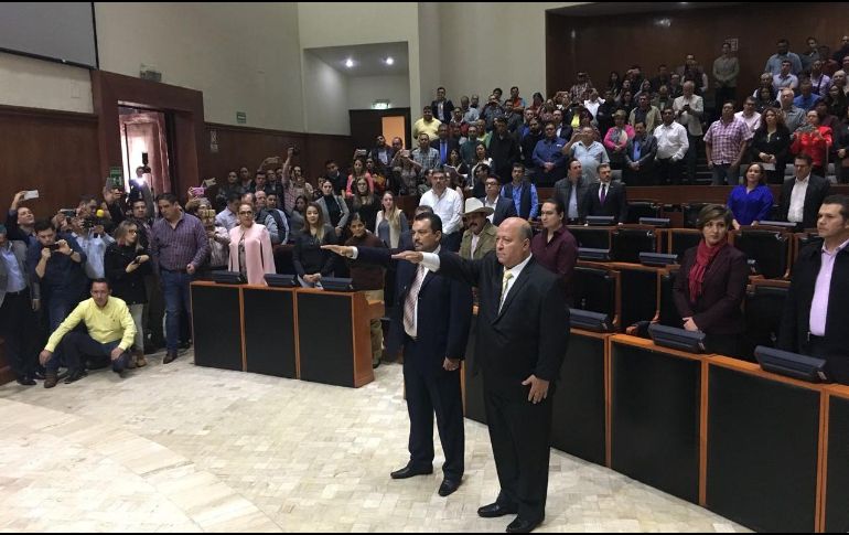 En sesión extraordinaria del pleno se tomó protesta a los diputados suplentes Alberto Casas Reynoso de MC, y Francisco Javier Álvarez Chávez del PRD. TWITTER / @LegislativoJal