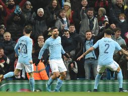 Agüero (C) celebra el gol que le da la victoria a los dirigidos por Pep Guardiola. AFP/O. Scarff