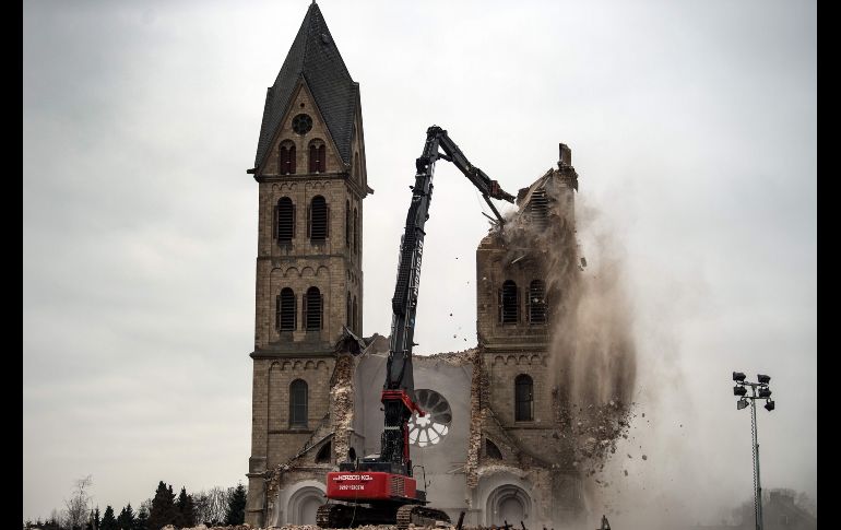 El templo desacralizado de San Lamberto en Erkelenz-Immerath, Alemania, es demolido para realizar la explotación de minas a cielo abierto por parte del proveedor de energía RWE Power. Habitantes del poblado fueron reubicados. AFP/DPA/F. Gambarini