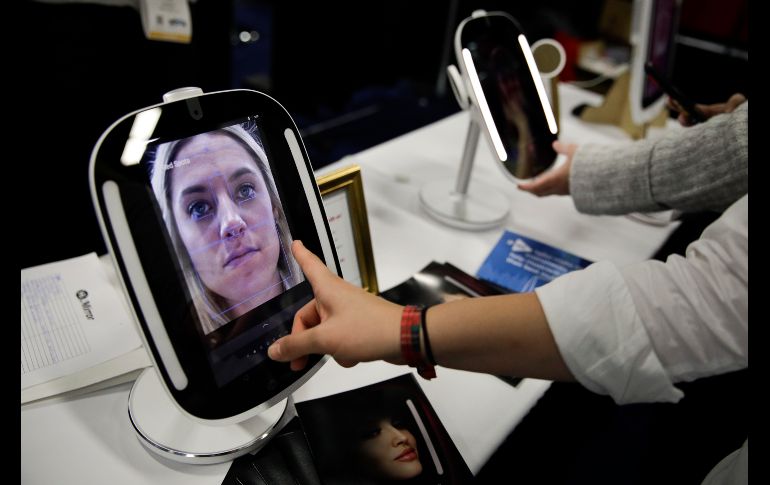 El HiMirror Mini, un espejo inteligente que se conecta a internet con Alexa, la asistente de voz de Amazon.