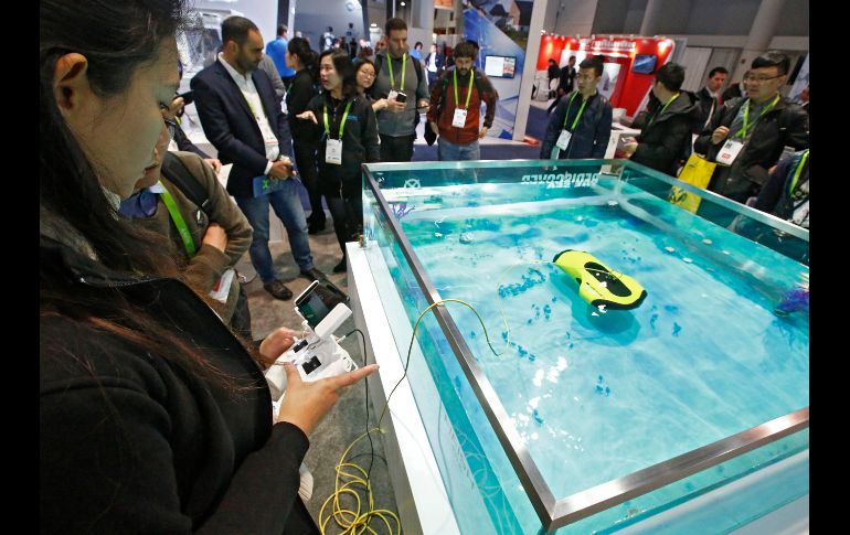 Una mujer controla un robot submarino Fifish este martes, en la jornada inaugural de la Feria de Electrónica de Consumo (CES) en Las Vegas, Nevada.