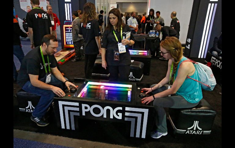 Personas juegan Pong, de Atari.