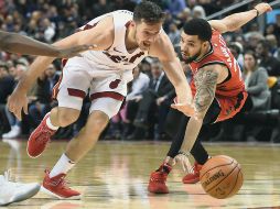 Líder. Goran Dragic (izq.) fue el mejor encestador del Heat, con 24 puntos ante Toronto. AP/N. Denette