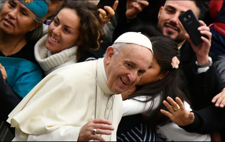 Francisco saluda a varios fieles antes de comenzar su tradicional audiencia de los miércoles. AFP/A. Pizzoli