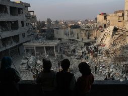 Civiles y voluntarios de la Defensa Civil Siria buscan sobrevivientes después de que varios ataques aéreos destruyeran edificios en la ciudad de Hamoria. EFE/M. Badra