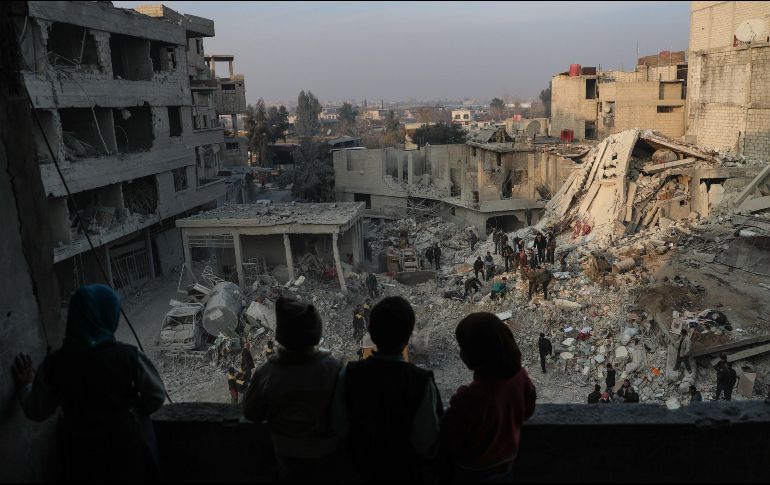 Civiles y voluntarios de la Defensa Civil Siria buscan sobrevivientes después de que varios ataques aéreos destruyeran edificios en la ciudad de Hamoria. EFE/M. Badra