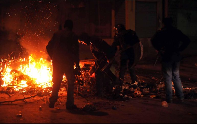 Unidades de antidisturbios y otras fuerzas policiales se desplegaron anoche en la capital y en diversos áreas del país. AFP/F. Belaid
