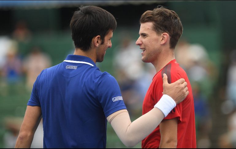 Novak Djokovic habla con el austríaco Dominic Thiem una vez finalizado el encuentro. EFE / J. Smith
