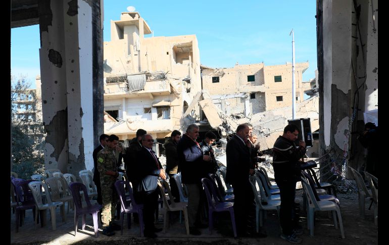 Cristianos asisten a una misa navideña en un templo destruido en la ciudad siria de Raqa, ex bastión del grupo Estado Islámico. AFP/D. Souleiman