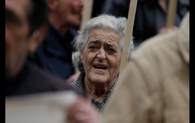 Una mujer protesta afuera de una corte en Atenas, Grecia, en contra de las ejecuciones hipotecarias. Los legisladores comenzaron a discutir una iniciativa que incluye planes para subastas propiedades en inclumplimiento de pagos. AP/T. Stavrakis