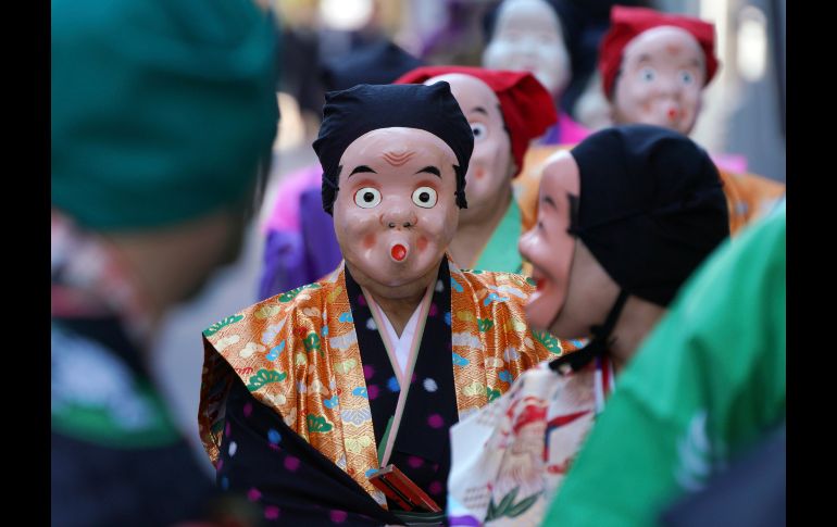 Artistas en máscaras tradicionales de payasos japoneses marchan en un festival en el templo Kotohiragu, ubicado en Tokio. El  inmueble está dedicado a los marinos y navegantes. AP/E. Hoshiko
