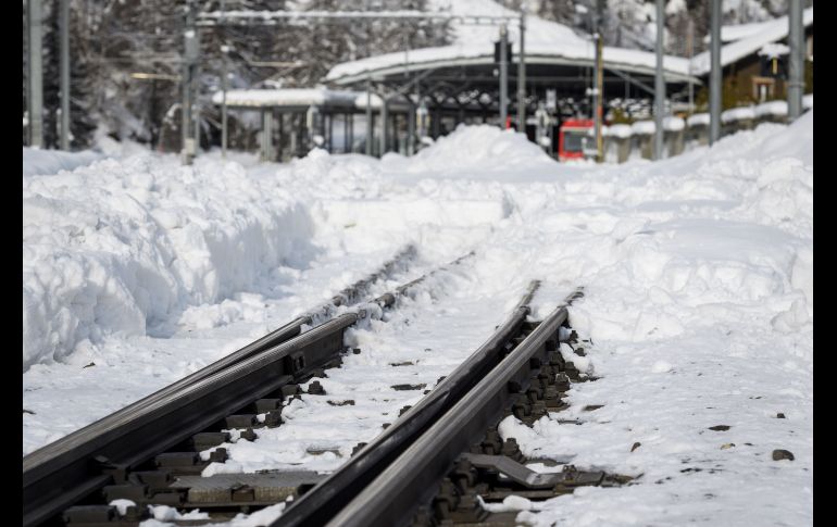 Una vía férrea luce cubierta de nieve en Täsch, situado a 6 kilómetros de Zermatt. La línea de ferrocarril entre ambas poblaciones quedó suspendida desde el lunes debido a las fuertes nevadas.