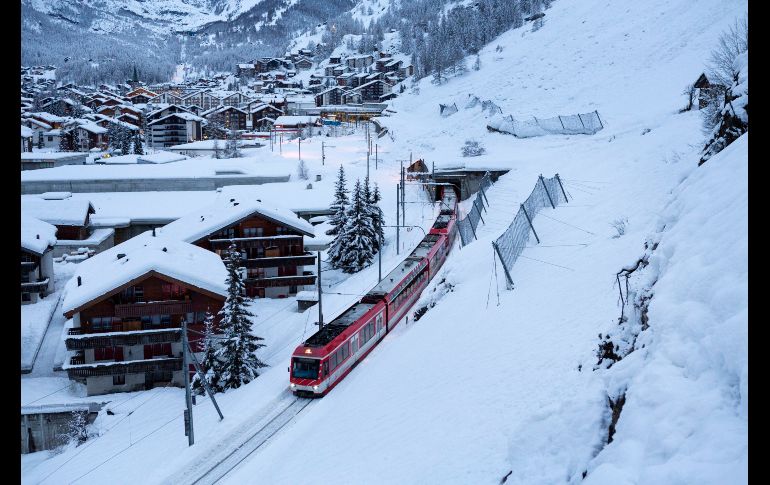 Finalmente salió un tren de Zermatt a Täsch al reabrir la estación por la tarde.