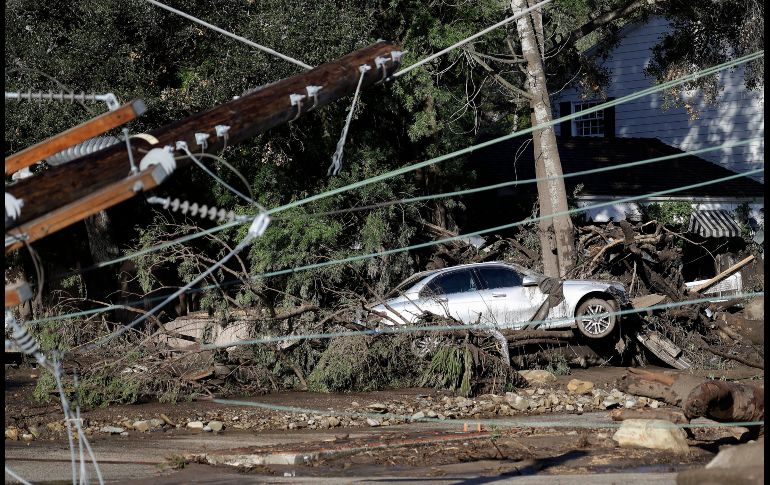 Un auto se ve entre escombros y líneas de electricidad en Montecito, en el estado de California, luego de lluvias y deslaves en la zona. AP/M. Sanchez