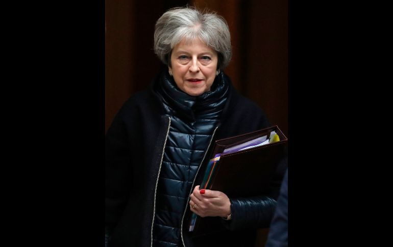 La primera ministra británica Theresa May sale de la residencia oficial en la calle Downing en Londres, para asistir a su sesión semanal de preguntas en el parlamento. AP/F. Augstein