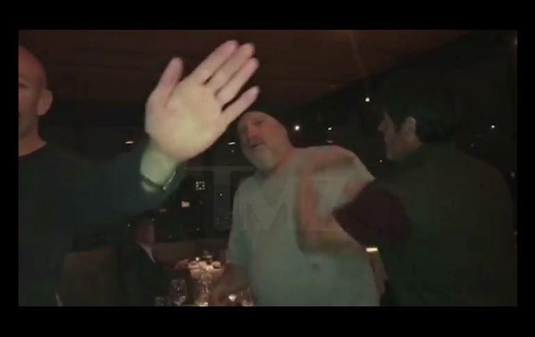 Un hombre se acercó a tomarse una fotografía junto a Weinstein y este se negó. ESPECIAL / www.tmz.com