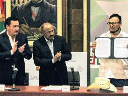 Juárez Cisneros (traje negro) deja la dependencia a la que también renunció su titular, Miguel Ángel Osorio Chong (izq). TWITTER / @JuarezCisneros