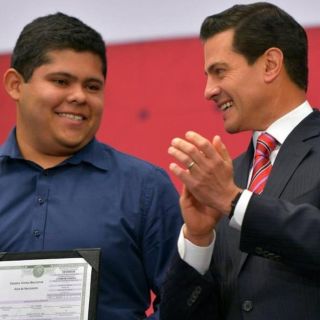 Peña Nieto presenta Acta de Nacimiento en Línea