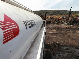Elementos de bomberos, Protección Civil y personal de Pemex se trasladaron al lugar para realizar diques y evitar derramamiento de combustible. EL INFORMADOR / ARCHIVO