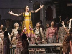 Escena. Momento de ‘Carmen’, en la Opera de Firenze. ESPECIAL/EL PAÍS