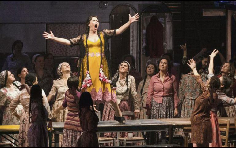 Escena. Momento de ‘Carmen’, en la Opera de Firenze. ESPECIAL/EL PAÍS