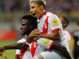 Christian Ramos (i) celebra con Raúl Ruidíaz (d) la clasificación de la Selección peruana a Rusia 2018. AP/ARCHIVO
