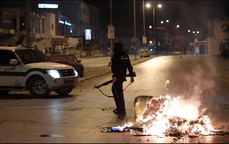 Menos intensos, pero más numerosos que en los dos días precedentes, los disturbios se extendieron a otras zonas de la capital. AFP/F. Belaid
