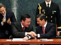 Miguel Ángel Osorio Chong y Enrique Peña Nieto se saludaron con afecto ayer en la presentación del acta de nacimiento en línea, último evento de Osorio Chong como secretario de Gobernación. SUN/L. Godínez