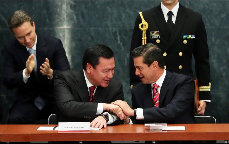 Miguel Ángel Osorio Chong y Enrique Peña Nieto se saludaron con afecto ayer en la presentación del acta de nacimiento en línea, último evento de Osorio Chong como secretario de Gobernación. SUN/L. Godínez