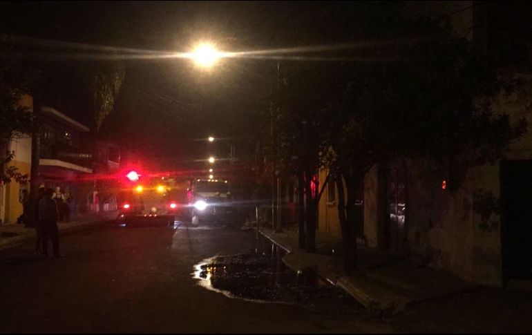 Según las autoridades las llamas causan estragos principalmente en la parte trasera de la finca. ESPECIAL / Bomberos de Guadalajara