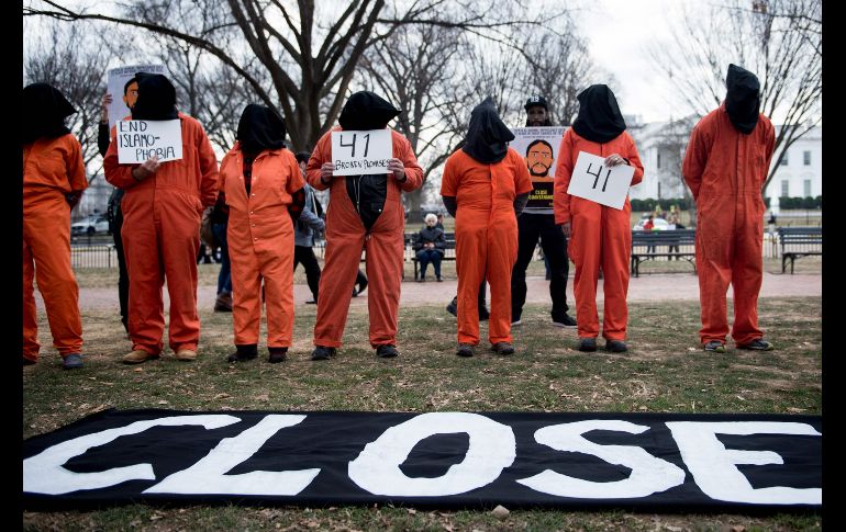 Activistas en atuendos de prisioneros protestan contra el centro de detención en Guantánamo, durante un acto afuera de la Casa Blanca en Washington, DC. AFP/B. Smialowski