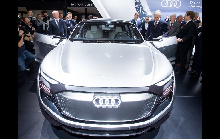 El rey Felipe de Bélgica (3d) inspecciona el nuevo Audi Elaine, durante la inauguración del Bruselas Motor Show, en la capital de Bélgica. EFE/S. Lecocq