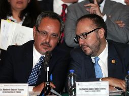 Salgado (izq) sigue en funciones y trabajando normalmente como lo ha hecho desde el momento en que se le trato de imputar su nexo con la delincuencia organizada. SUN / ARCHIVO