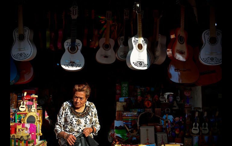 Una mujer vende guitarras estilo 