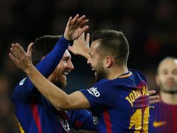 Jordi Alba (D) celebra con Messi tras anotar el tercer gol del partido. AP/M. Fernández
