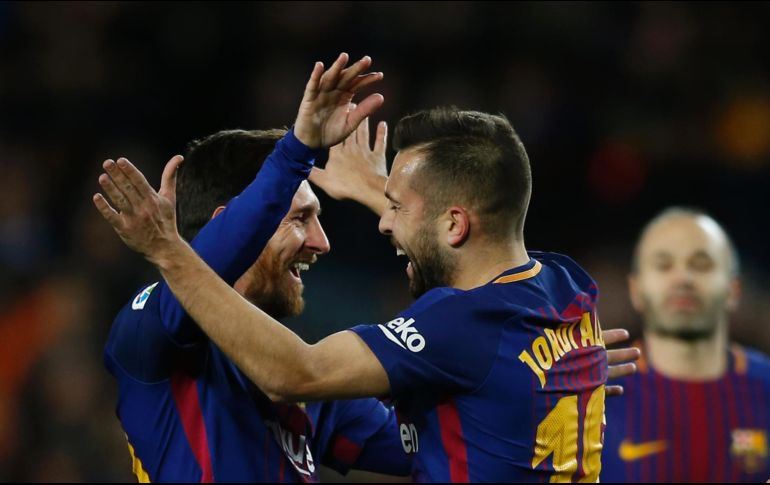Jordi Alba (D) celebra con Messi tras anotar el tercer gol del partido. AP/M. Fernández