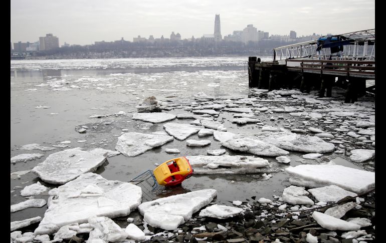 Trozos de hielo flotan en el río Hudson en Edgewater, Nueva Jersey. AP/J. Cortez