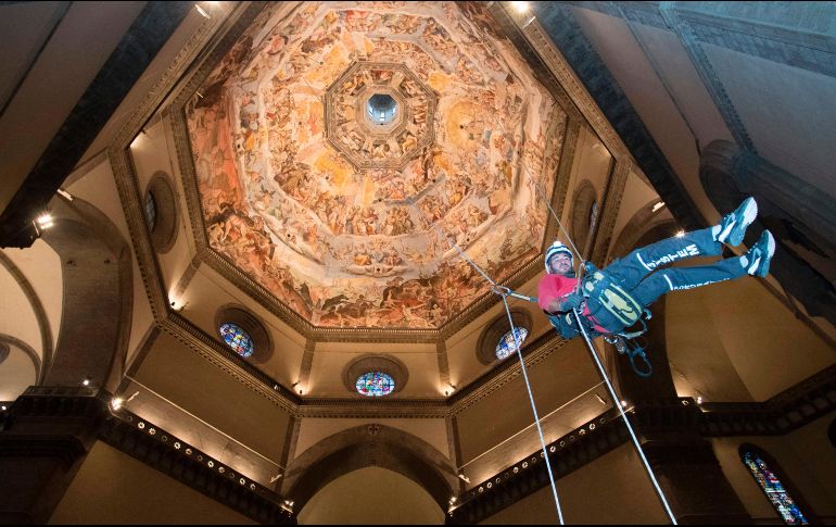 Un operario participa en la supervisión del interior de la catedral de Santa María de Fiore, en Florencia.