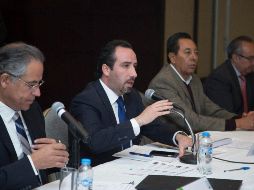 Riestra Piña (segundo izq) es el primer presidente de la AMSDA que no proviene del norte u occidente del país. TWITTER / @RodrigoRiestraP