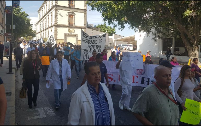 Esta mañana trabajadores de los Hospitales Civiles se manifestaron para exigir que el Seguro Popular pague el adeudo restante. EL INFORMADOR / R. Bobadilla