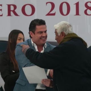 Reciben permisos de taxi tras años al volante