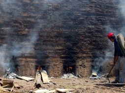 Otro aspecto es que si se queman desechos como llantas o plásticos -los cuales reducen costos- se generan contaminantes muy tóxicos que pueden causar fibrosis pulmonar. EL INFORMADOR / ARCHIVO