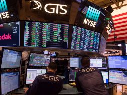 La Bolsa de Valores de NY opera con alza, después de que los fuertes datos de ventas minoristas impulsaron las ganancias del sector consumidor. AFP / B. R. Smith