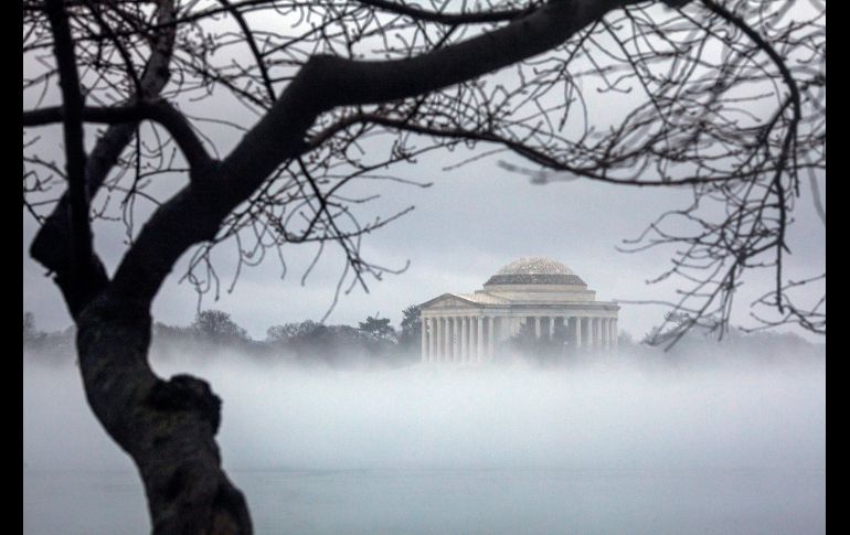 La niebla envuelve la Cuenca Tidal alrededor del monumento a Jefferson en Washington, DC. AP/J. Applewhite