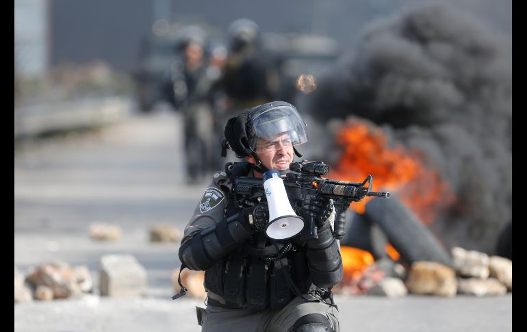 Guardias israelíes actúan en la frontera cerca de Ramallah, Cisjordania, durante protestas de palestinos contra la decisión de Estados Unidos de reconocer a Jerusalén como capital de Israel. AP/N. Shiyoukhi